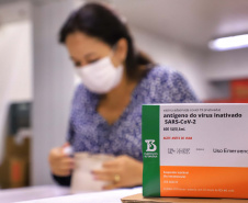 O Paraná recebeu nesta segunda-feira (25) um novo lote de vacinas com 39.600 doses contra a Covid-19, o terceiro em uma semana. Os imunizantes serão usados prioritariamente na proteção dos trabalhadores que estão na linha de frente do combate à pandemia, já que a Secretaria de Estado da Saúde (Sesa) confirmou que finalizou o processo de vacinação de dois importantes setores dentro do grupo prioritário. 