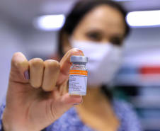 O Paraná recebeu nesta segunda-feira (25) um novo lote de vacinas com 39.600 doses contra a Covid-19, o terceiro em uma semana. Os imunizantes serão usados prioritariamente na proteção dos trabalhadores que estão na linha de frente do combate à pandemia, já que a Secretaria de Estado da Saúde (Sesa) confirmou que finalizou o processo de vacinação de dois importantes setores dentro do grupo prioritário. 