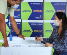 O Paraná recebeu nesta segunda-feira (25) um novo lote de vacinas com 39.600 doses contra a Covid-19, o terceiro em uma semana. Os imunizantes serão usados prioritariamente na proteção dos trabalhadores que estão na linha de frente do combate à pandemia, já que a Secretaria de Estado da Saúde (Sesa) confirmou que finalizou o processo de vacinação de dois importantes setores dentro do grupo prioritário. 