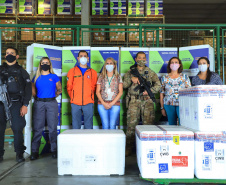 O Paraná recebeu nesta segunda-feira (25) um novo lote de vacinas com 39.600 doses contra a Covid-19, o terceiro em uma semana. Os imunizantes serão usados prioritariamente na proteção dos trabalhadores que estão na linha de frente do combate à pandemia, já que a Secretaria de Estado da Saúde (Sesa) confirmou que finalizou o processo de vacinação de dois importantes setores dentro do grupo prioritário. 