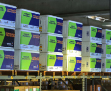 O Paraná recebeu nesta segunda-feira (25) um novo lote de vacinas com 39.600 doses contra a Covid-19, o terceiro em uma semana. Os imunizantes serão usados prioritariamente na proteção dos trabalhadores que estão na linha de frente do combate à pandemia, já que a Secretaria de Estado da Saúde (Sesa) confirmou que finalizou o processo de vacinação de dois importantes setores dentro do grupo prioritário. 
