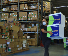 O Paraná recebeu nesta segunda-feira (25) um novo lote de vacinas com 39.600 doses contra a Covid-19, o terceiro em uma semana. Os imunizantes serão usados prioritariamente na proteção dos trabalhadores que estão na linha de frente do combate à pandemia, já que a Secretaria de Estado da Saúde (Sesa) confirmou que finalizou o processo de vacinação de dois importantes setores dentro do grupo prioritário. 