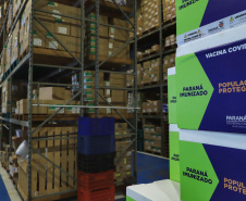 O Paraná recebeu nesta segunda-feira (25) um novo lote de vacinas com 39.600 doses contra a Covid-19, o terceiro em uma semana. Os imunizantes serão usados prioritariamente na proteção dos trabalhadores que estão na linha de frente do combate à pandemia, já que a Secretaria de Estado da Saúde (Sesa) confirmou que finalizou o processo de vacinação de dois importantes setores dentro do grupo prioritário. 