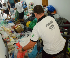 PCPR entrega à Defesa Civil cinco toneladas de doações para vítimas de enchentes de Guaraqueçaba  -  Foto: Divulgação Polícia Civil do Paraná/SESP
