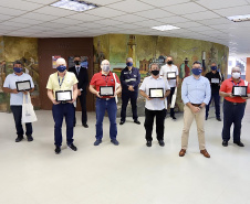 A Portos do Paraná iniciou nesta segunda-feira (25) a entrega de uma placa simbólica de agradecimento para os mais antigos empregados.  -  Paranaguá, 25/01/2021  -  Foto: Claudio Neves/Portos do Paraná