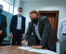 O Comitê Permanente de Desburocratização do Governo do Paraná passa a contar com mais duas entidades participantes. Nesta terça-feira (26), o chefe da Casa Civil, Guto Silva, incluiu o Conselho Regional de Economia – Corecon e o Sindicato de Habitação e Condomínios – Secovi, como membros convidados, para contribuírem com o programa de desburocratização da administração pública estadual.  Foto: Guilherme Flores/ Casa Civil