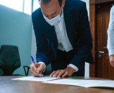 O Comitê Permanente de Desburocratização do Governo do Paraná passa a contar com mais duas entidades participantes. Nesta terça-feira (26), o chefe da Casa Civil, Guto Silva, incluiu o Conselho Regional de Economia – Corecon e o Sindicato de Habitação e Condomínios – Secovi, como membros convidados, para contribuírem com o programa de desburocratização da administração pública estadual.  Foto: Guilherme Flores/ Casa Civil