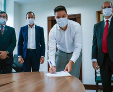 O Comitê Permanente de Desburocratização do Governo do Paraná passa a contar com mais duas entidades participantes. Nesta terça-feira (26), o chefe da Casa Civil, Guto Silva, incluiu o Conselho Regional de Economia – Corecon e o Sindicato de Habitação e Condomínios – Secovi, como membros convidados, para contribuírem com o programa de desburocratização da administração pública estadual.  Foto: Guilherme Flores/ Casa Civil