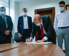 O Comitê Permanente de Desburocratização do Governo do Paraná passa a contar com mais duas entidades participantes. Nesta terça-feira (26), o chefe da Casa Civil, Guto Silva, incluiu o Conselho Regional de Economia – Corecon e o Sindicato de Habitação e Condomínios – Secovi, como membros convidados, para contribuírem com o programa de desburocratização da administração pública estadual.  Foto: Guilherme Flores/ Casa Civil