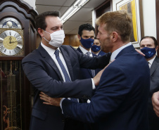 O governador Carlos Massa Ratinho Junior participou nesta quarta-feira (27) da posse da nova mesa diretora do Tribunal de Contas do Paraná (TCE), eleita em dezembro no passado para o comando do órgão de controle no biênio 2020-2021. O conselheiro Fabio Camargo assume a presidência do TCE no lugar de Nestor Baptista, Ivan Bonilha passa a ocupar a vice-presidência e Fernando Guimarães o cargo de corregedor-geral.  Foto: Jonathan Campos/AEN