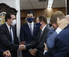 O governador Carlos Massa Ratinho Junior participou nesta quarta-feira (27) da posse da nova mesa diretora do Tribunal de Contas do Paraná (TCE), eleita em dezembro no passado para o comando do órgão de controle no biênio 2020-2021. O conselheiro Fabio Camargo assume a presidência do TCE no lugar de Nestor Baptista, Ivan Bonilha passa a ocupar a vice-presidência e Fernando Guimarães o cargo de corregedor-geral.  Foto: Jonathan Campos/AEN