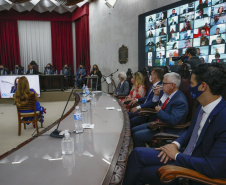 O governador Carlos Massa Ratinho Junior participou nesta quarta-feira (27) da posse da nova mesa diretora do Tribunal de Contas do Paraná (TCE), eleita em dezembro no passado para o comando do órgão de controle no biênio 2020-2021. O conselheiro Fabio Camargo assume a presidência do TCE no lugar de Nestor Baptista, Ivan Bonilha passa a ocupar a vice-presidência e Fernando Guimarães o cargo de corregedor-geral.  Foto: Jonathan Campos/AEN