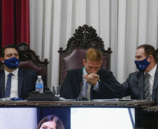 O governador Carlos Massa Ratinho Junior participou nesta quarta-feira (27) da posse da nova mesa diretora do Tribunal de Contas do Paraná (TCE), eleita em dezembro no passado para o comando do órgão de controle no biênio 2020-2021. O conselheiro Fabio Camargo assume a presidência do TCE no lugar de Nestor Baptista, Ivan Bonilha passa a ocupar a vice-presidência e Fernando Guimarães o cargo de corregedor-geral.  Foto: Jonathan Campos/AEN