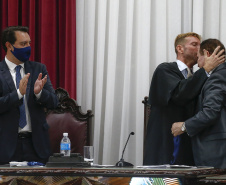 O governador Carlos Massa Ratinho Junior participou nesta quarta-feira (27) da posse da nova mesa diretora do Tribunal de Contas do Paraná (TCE), eleita em dezembro no passado para o comando do órgão de controle no biênio 2020-2021. O conselheiro Fabio Camargo assume a presidência do TCE no lugar de Nestor Baptista, Ivan Bonilha passa a ocupar a vice-presidência e Fernando Guimarães o cargo de corregedor-geral.  Foto: Jonathan Campos/AEN