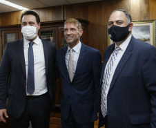 O governador Carlos Massa Ratinho Junior participou nesta quarta-feira (27) da posse da nova mesa diretora do Tribunal de Contas do Paraná (TCE), eleita em dezembro no passado para o comando do órgão de controle no biênio 2020-2021. O conselheiro Fabio Camargo assume a presidência do TCE no lugar de Nestor Baptista, Ivan Bonilha passa a ocupar a vice-presidência e Fernando Guimarães o cargo de corregedor-geral.  Foto: Jonathan Campos/AEN