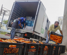 Vítimas da chuva recebem 25 toneladas de alimentos do Ceasa Paraná . IRATI.

Foto: Gilson Abreu/AEN