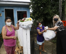 Vítimas da chuva recebem 25 toneladas de alimentos do Ceasa Paraná . IRATI.

Foto: Gilson Abreu/AEN