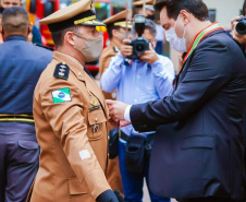 O governador Carlos Massa Ratinho Junior participou nesta sexta-feira (29) da troca do comando-geral do Corpo de Bombeiros do Paraná. Depois de dois anos como comandante, o coronel Samuel Prestes dá lugar ao coronel Gerson Gross, que até então respondia pelo comando da Academia Policial Militar do Guatupê.  -  Curitiba, 29/01/2021  -  Foto: Jonathan Campos/AEN