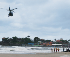 Em 45 dias de atuação no Litoral, na temporada Verão Consciente, o Batalhão de Polícia Militar de Operações Aéreas (BPMOA) realizou mais de 100 missões e o atendimento de 39 vítimas. - Foto: Divulgação BPMOA/SESP