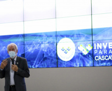 Foz do Iguaçu e Cascavel, no Oeste do Estado, agora têm representações locais da Invest Paraná, agência do promoção e prospecção de novos negócios e investimentos no Estado. A oficialização dessas novas representações foi feita pelo vice-governador Darci Piana nesta quinta-feira (4). Ele assinou termos de cooperação com representantes dos dois municípios.Foto: Camila Tonett