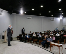 Foz do Iguaçu e Cascavel, no Oeste do Estado, agora têm representações locais da Invest Paraná, agência do promoção e prospecção de novos negócios e investimentos no Estado. A oficialização dessas novas representações foi feita pelo vice-governador Darci Piana nesta quinta-feira (4). Ele assinou termos de cooperação com representantes dos dois municípios.Foto: Camila Tonett
