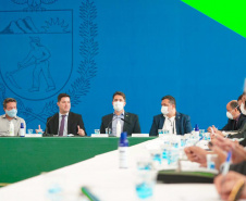 Obras e programas de apoio às cidades estiveram entre os principais assuntos da reunião de prefeitos da Associação dos Municípios do Médio Noroeste do Estado do Paraná (Amenorte) e deputados estaduais com representantes do Governo Estadual, nesta segunda-feira (08). A reunião foi com o chefe da Casa Civil, Guto Silva, e a equipe, com a participação do secretário de Desenvolvimento Sustentável e Turismo, Marcio Nunes.Foto: Guilherme Flores