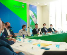 Obras e programas de apoio às cidades estiveram entre os principais assuntos da reunião de prefeitos da Associação dos Municípios do Médio Noroeste do Estado do Paraná (Amenorte) e deputados estaduais com representantes do Governo Estadual, nesta segunda-feira (08). A reunião foi com o chefe da Casa Civil, Guto Silva, e a equipe, com a participação do secretário de Desenvolvimento Sustentável e Turismo, Marcio Nunes.Foto: Guilherme Flores