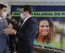 O governador Carlos Massa Ratinho Junior ratificou nesta terça-feira (9) os novos valores do salário mínimo regional do Paraná, que se mantém como o maior do País. Dividido em quatro faixas salariais, que variam de R$ 1.467,40 a R$ 1.696,20, conforme a categoria, o reajuste foi aprovado pelo Conselho Estadual do Trabalho, Emprego e Renda (Ceter), vinculado à Secretaria de Estado da Justiça, Família e Trabalho.