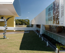 O Museu Oscar Niemeyer (MON) será uma ótima opção de entretenimento seguro neste inusitado Carnaval 2021, que acontecerá durante a pandemia, com festas e feriado cancelados e medidas restritivas em vigor. -  Foto: Marcello Kawase/MON
