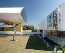 O Museu Oscar Niemeyer (MON) será uma ótima opção de entretenimento seguro neste inusitado Carnaval 2021, que acontecerá durante a pandemia, com festas e feriado cancelados e medidas restritivas em vigor. -  Foto: Marcello Kawase/MON