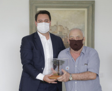 O governador Carlos Massa Ratinho Junior recebeu nesta quarta-feira (10) o jornalista Luiz Geraldo Mazza, que está completando 90 anos e pelo menos 70 deles dedicados ao jornalismo.  -  Curitiba, 10/02/2021  -  Foto: Jonathan Campos/AEN