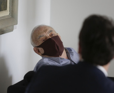 O governador Carlos Massa Ratinho Junior recebeu nesta quarta-feira (10) o jornalista Luiz Geraldo Mazza, que está completando 90 anos e pelo menos 70 deles dedicados ao jornalismo.  -  Curitiba, 10/02/2021  -  Foto: Jonathan Campos/AEN