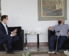 O governador Carlos Massa Ratinho Junior recebeu nesta quarta-feira (10) o jornalista Luiz Geraldo Mazza, que está completando 90 anos e pelo menos 70 deles dedicados ao jornalismo.  -  Curitiba, 10/02/2021  -  Foto: Jonathan Campos/AEN