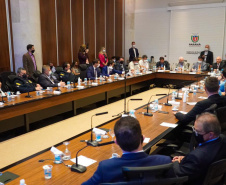 Deputados, prefeitos e lideranças do Sudoeste participaram de reunião sobre a revitalização da PRC-280 e a inclusão da rodovia no pacote de concessões do Governo Federal. O encontro contou com o vice-governador Darci Piana, o chefe da Casa Civil, Guto Silva; o secretário estadual de Infraestrutura e Logística, Sandro Alex, e o diretor-geral do DER-PR, Fernando Furiatti.  Foto: Guilherme Flores