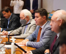 Deputados, prefeitos e lideranças do Sudoeste participaram de reunião sobre a revitalização da PRC-280 e a inclusão da rodovia no pacote de concessões do Governo Federal. O encontro contou com o vice-governador Darci Piana, o chefe da Casa Civil, Guto Silva; o secretário estadual de Infraestrutura e Logística, Sandro Alex, e o diretor-geral do DER-PR, Fernando Furiatti.  Foto: Guilherme Flores
