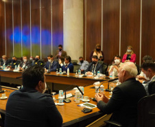 Deputados, prefeitos e lideranças do Sudoeste participaram de reunião sobre a revitalização da PRC-280 e a inclusão da rodovia no pacote de concessões do Governo Federal. O encontro contou com o vice-governador Darci Piana, o chefe da Casa Civil, Guto Silva; o secretário estadual de Infraestrutura e Logística, Sandro Alex, e o diretor-geral do DER-PR, Fernando Furiatti.  Foto: Guilherme Flores