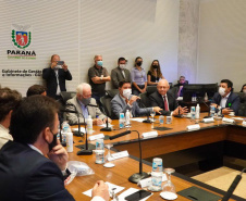 Deputados, prefeitos e lideranças do Sudoeste participaram de reunião sobre a revitalização da PRC-280 e a inclusão da rodovia no pacote de concessões do Governo Federal. O encontro contou com o vice-governador Darci Piana, o chefe da Casa Civil, Guto Silva; o secretário estadual de Infraestrutura e Logística, Sandro Alex, e o diretor-geral do DER-PR, Fernando Furiatti.  Foto: Guilherme Flores