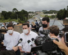 O governador Carlos Massa Ratinho Junior participou nesta quinta-feira (11) da inauguração do viaduto de acesso a Piraí do Sul e ao Santuário Nossa Senhora das Brotas, nos Campos Gerais. Ele está localizado no km 256 da PR-151 e foi construído em apenas dez meses pela concessionária CCR RodoNorte, que administra a ligação entre Ponta Grossa e Jaguariaíva.