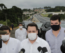 O governador Carlos Massa Ratinho Junior participou nesta quinta-feira (11) da inauguração do viaduto de acesso a Piraí do Sul e ao Santuário Nossa Senhora das Brotas, nos Campos Gerais. Ele está localizado no km 256 da PR-151 e foi construído em apenas dez meses pela concessionária CCR RodoNorte, que administra a ligação entre Ponta Grossa e Jaguariaíva.