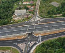 O governador Carlos Massa Ratinho Junior participou nesta quinta-feira (11) da inauguração do viaduto de acesso a Piraí do Sul e ao Santuário Nossa Senhora das Brotas, nos Campos Gerais. Ele está localizado no km 256 da PR-151 e foi construído em apenas dez meses pela concessionária CCR RodoNorte, que administra a ligação entre Ponta Grossa e Jaguariaíva.Foto: Alessandro Vieira/AEN