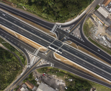 O governador Carlos Massa Ratinho Junior participou nesta quinta-feira (11) da inauguração do viaduto de acesso a Piraí do Sul e ao Santuário Nossa Senhora das Brotas, nos Campos Gerais. Ele está localizado no km 256 da PR-151 e foi construído em apenas dez meses pela concessionária CCR RodoNorte, que administra a ligação entre Ponta Grossa e Jaguariaíva.