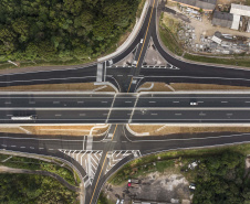 O governador Carlos Massa Ratinho Junior participou nesta quinta-feira (11) da inauguração do viaduto de acesso a Piraí do Sul e ao Santuário Nossa Senhora das Brotas, nos Campos Gerais. Ele está localizado no km 256 da PR-151 e foi construído em apenas dez meses pela concessionária CCR RodoNorte, que administra a ligação entre Ponta Grossa e Jaguariaíva.