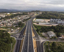 O governador Carlos Massa Ratinho Junior participou nesta quinta-feira (11) da inauguração do viaduto de acesso a Piraí do Sul e ao Santuário Nossa Senhora das Brotas, nos Campos Gerais. Ele está localizado no km 256 da PR-151 e foi construído em apenas dez meses pela concessionária CCR RodoNorte, que administra a ligação entre Ponta Grossa e Jaguariaíva.