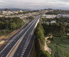 O governador Carlos Massa Ratinho Junior participou nesta quinta-feira (11) da inauguração do viaduto de acesso a Piraí do Sul e ao Santuário Nossa Senhora das Brotas, nos Campos Gerais. Ele está localizado no km 256 da PR-151 e foi construído em apenas dez meses pela concessionária CCR RodoNorte, que administra a ligação entre Ponta Grossa e Jaguariaíva.