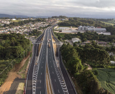 O governador Carlos Massa Ratinho Junior participou nesta quinta-feira (11) da inauguração do viaduto de acesso a Piraí do Sul e ao Santuário Nossa Senhora das Brotas, nos Campos Gerais. Ele está localizado no km 256 da PR-151 e foi construído em apenas dez meses pela concessionária CCR RodoNorte, que administra a ligação entre Ponta Grossa e Jaguariaíva.