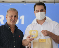 O governador Carlos Massa Ratinho Junior assinou nesta quinta-feira (11) a ordem de serviço para a execução do Contorno Norte de Castro, nos Campos Gerais. O investimento de R$ 78.978.622,85 é parte do convênio do Governo do Estado com o Banco Interamericano de Desenvolvimento (BID) e ajudará a dar impulso a uma das principais bacias leiteiras do Paraná, tirando o fluxo pesado de caminhões do Centro da cidade.