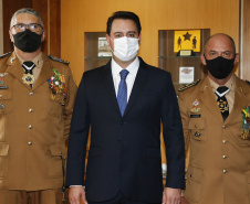 O governador Carlos Massa Ratinho Junior participou nesta sexta-feira (12) da cerimônia de posse do coronel Hudson Leôncio Teixeira como Comandante-Geral da Polícia Militar do Paraná. O ex-comandante, coronel Péricles de Matos, foi para a reserva remunerada da corporação. A cerimônia aconteceu na Academia Militar do Guatupê, em São José dos Pinhais, na Região Metropolitana de Curitiba.