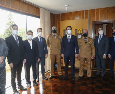 O governador Carlos Massa Ratinho Junior participou nesta sexta-feira (12) da cerimônia de posse do coronel Hudson Leôncio Teixeira como Comandante-Geral da Polícia Militar do Paraná. O ex-comandante, coronel Péricles de Matos, foi para a reserva remunerada da corporação. A cerimônia aconteceu na Academia Militar do Guatupê, em São José dos Pinhais, na Região Metropolitana de Curitiba.