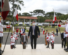 O governador Carlos Massa Ratinho Junior participou nesta sexta-feira (12) da cerimônia de posse do coronel Hudson Leôncio Teixeira como Comandante-Geral da Polícia Militar do Paraná. O ex-comandante, coronel Péricles de Matos, foi para a reserva remunerada da corporação. A cerimônia aconteceu na Academia Militar do Guatupê, em São José dos Pinhais, na Região Metropolitana de Curitiba.