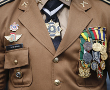 O governador Carlos Massa Ratinho Junior participou nesta sexta-feira (12) da cerimônia de posse do coronel Hudson Leôncio Teixeira como Comandante-Geral da Polícia Militar do Paraná. O ex-comandante, coronel Péricles de Matos, foi para a reserva remunerada da corporação. A cerimônia aconteceu na Academia Militar do Guatupê, em São José dos Pinhais, na Região Metropolitana de Curitiba.